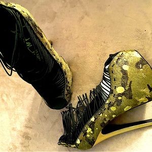 Foxy momma! Camo style high heel platform shoes